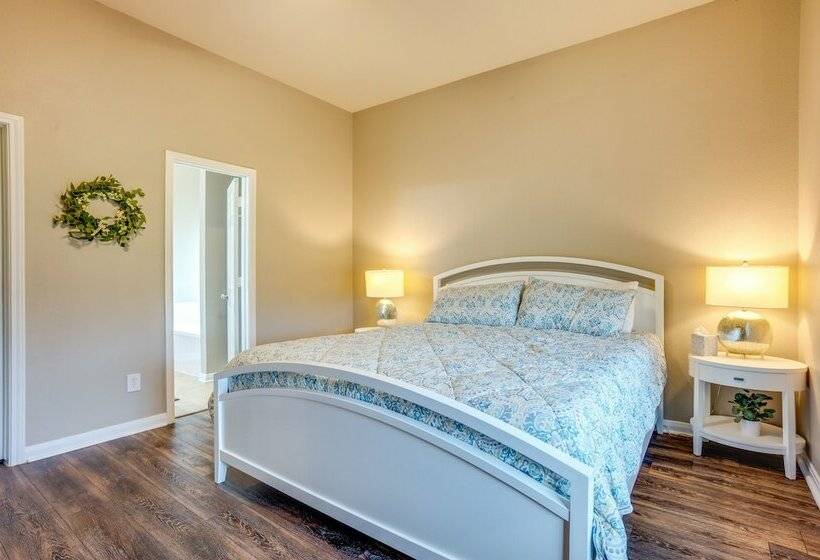 Pet Friendly Texas Retreat W/ Fenced In Yard!