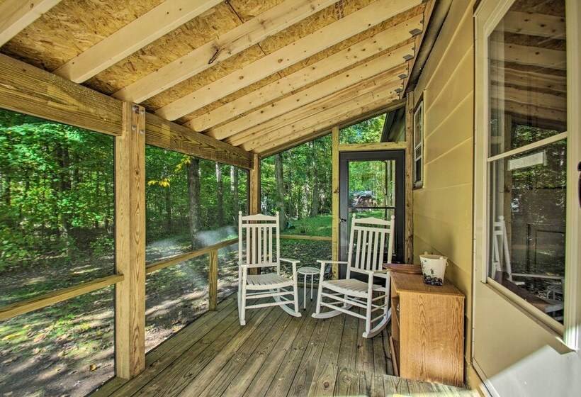 Quaint Hinton Hideaway   Hunt & Fish Nearby!