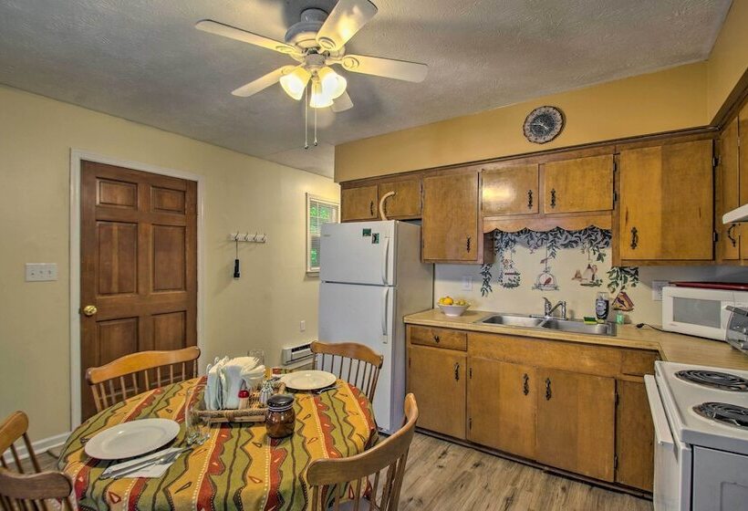 Quaint Hinton Hideaway   Hunt & Fish Nearby!