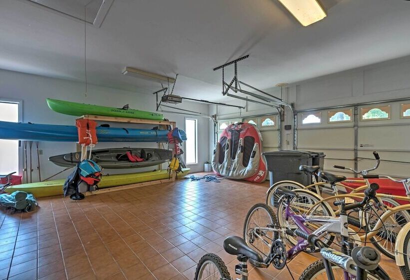 River S Edge Retreat With Kayaks & River Access!