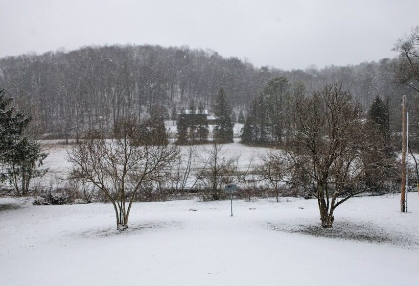 Sugar Grove Escape W/ Hot Tub & Remote Workspace!