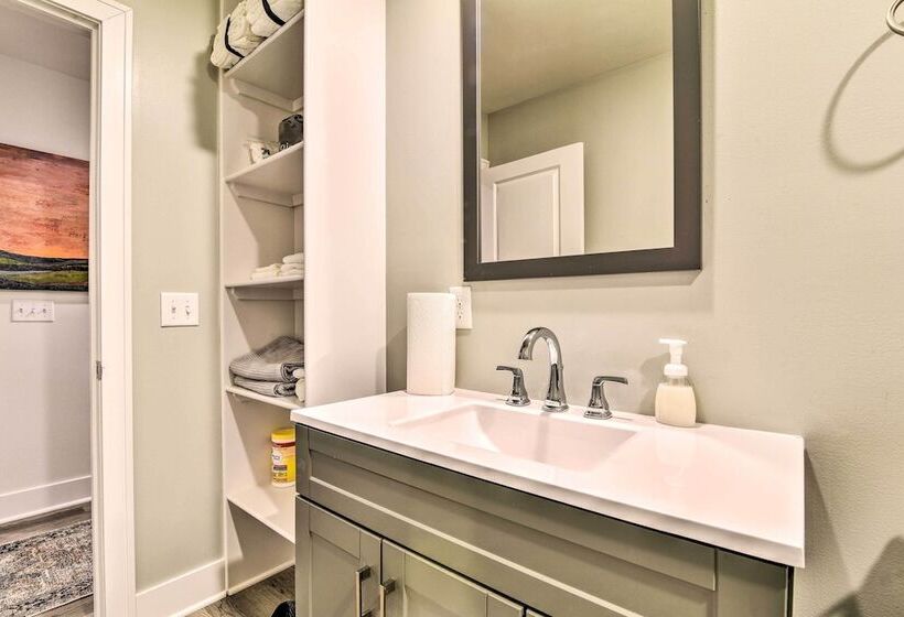 Stylish Retreat W/ Yard < 5 Mi To Msu Campus