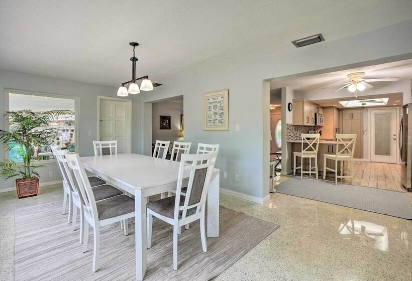 Vibrant Largo Home: Heated Pool, Lake Views!