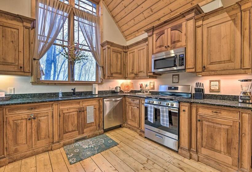 Wildflower  Luxury Cabin W/ Hot Tub & Views!