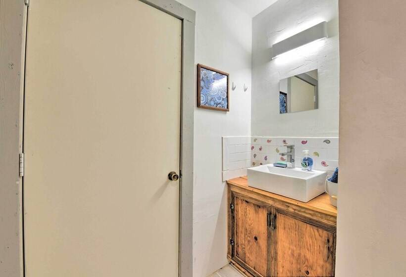 Bright Converted Schoolhouse In Chesterfield!