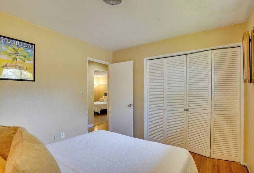 Charming Mid Century House   Just Steps To Lake!