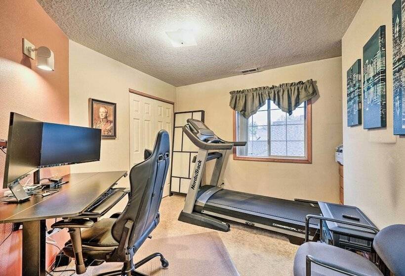 Charming Vancouver Home Patio & Fire Pit!