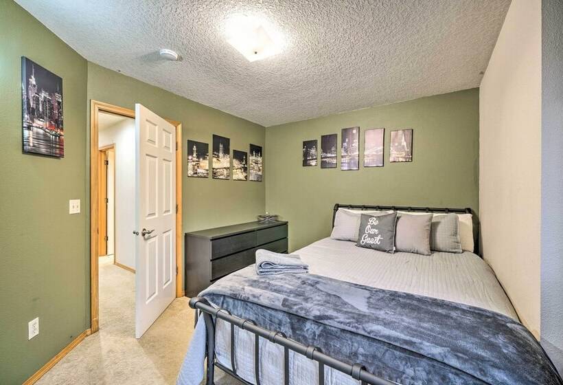 Charming Vancouver Home Patio & Fire Pit!