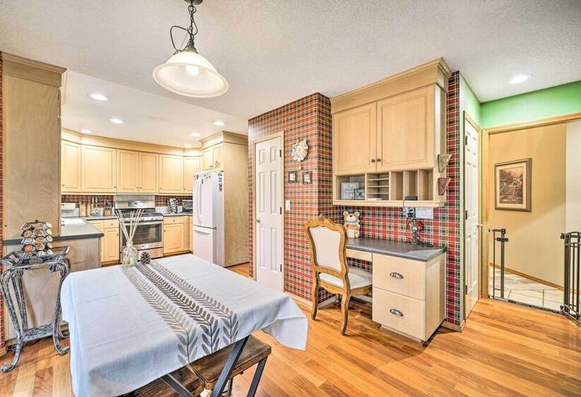 Charming Vancouver Home Patio & Fire Pit!