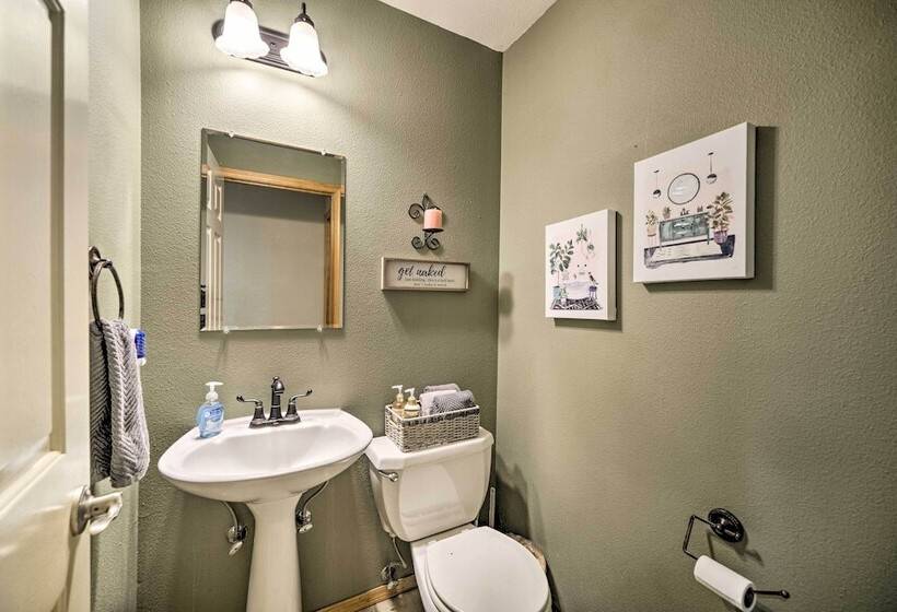 Charming Vancouver Home Patio & Fire Pit!