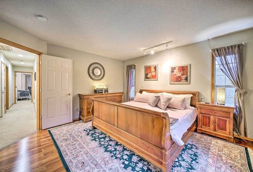 Charming Vancouver Home Patio & Fire Pit!