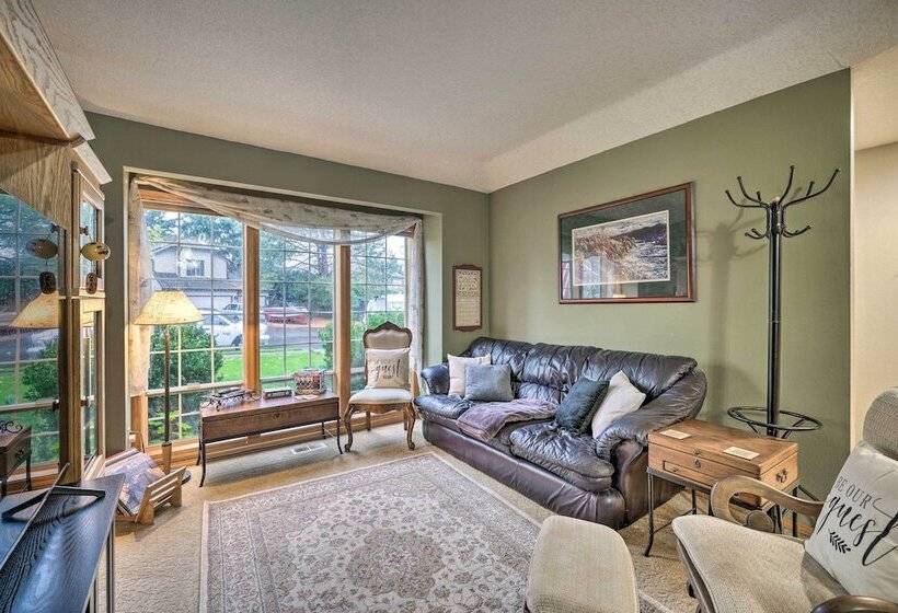 Charming Vancouver Home Patio & Fire Pit!