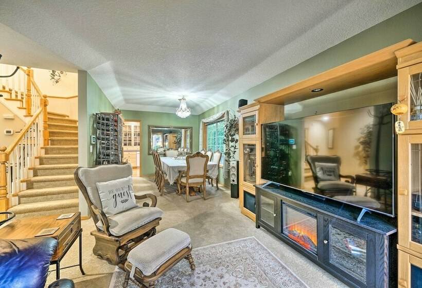 Charming Vancouver Home Patio & Fire Pit!