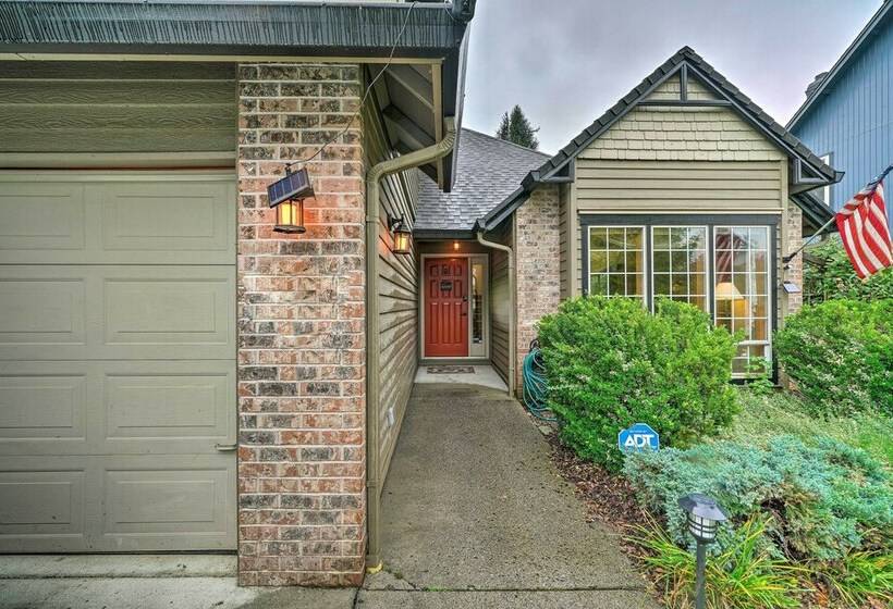 Charming Vancouver Home Patio & Fire Pit!