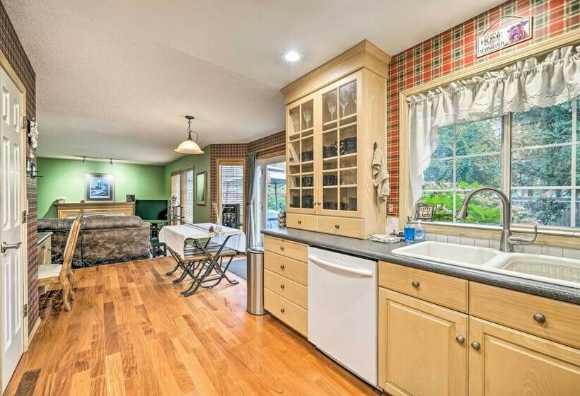 Charming Vancouver Home Patio & Fire Pit!