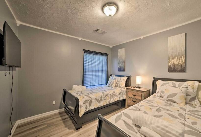 Clarksville Retreat: Half Mile To Fort Campell!