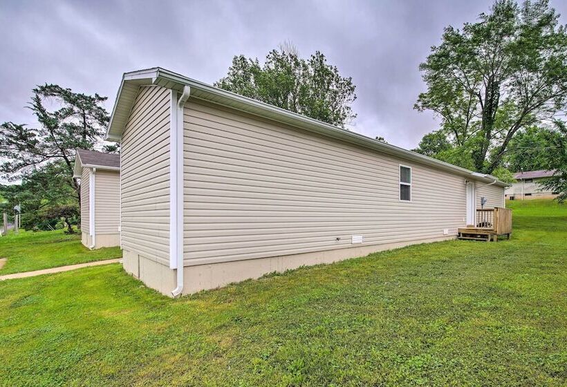 Comfy West Plains Home < 1 Mi To Main Street!