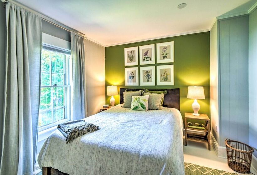 Hot Tub + Walk To Lakeside Dining: Meredith Home!