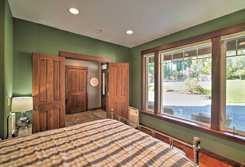 Lake Lovers Oasis: Hot Tub & Mt Rainier View!