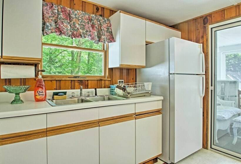 Lake Stinson Cottage W/ Sunroom & Shared Dock!