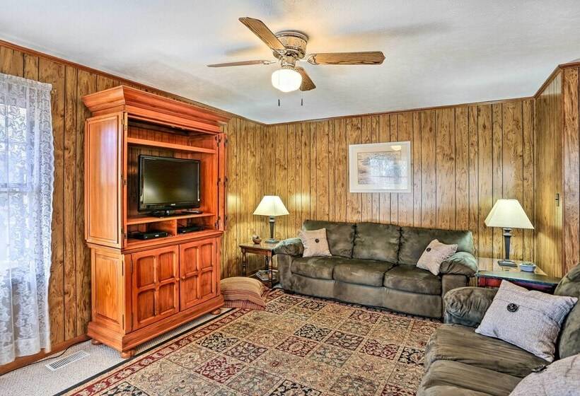 Lake Waccamaw Home W/ Fenced Yard & Shared Pier!
