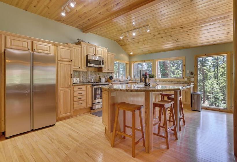 Mountain Escape: Scattered Pines Cabin W/ Deck!