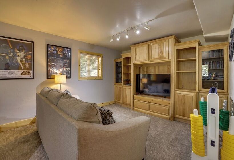 Mountain Escape: Scattered Pines Cabin W/ Deck!