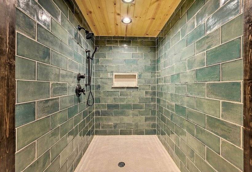 Outdoor Paradise W/ Hot Tub, Firepit, Bbq & More!