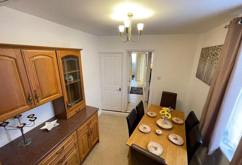 레지던스 Impeccable 4 Bed Home Away From Home In Swindon