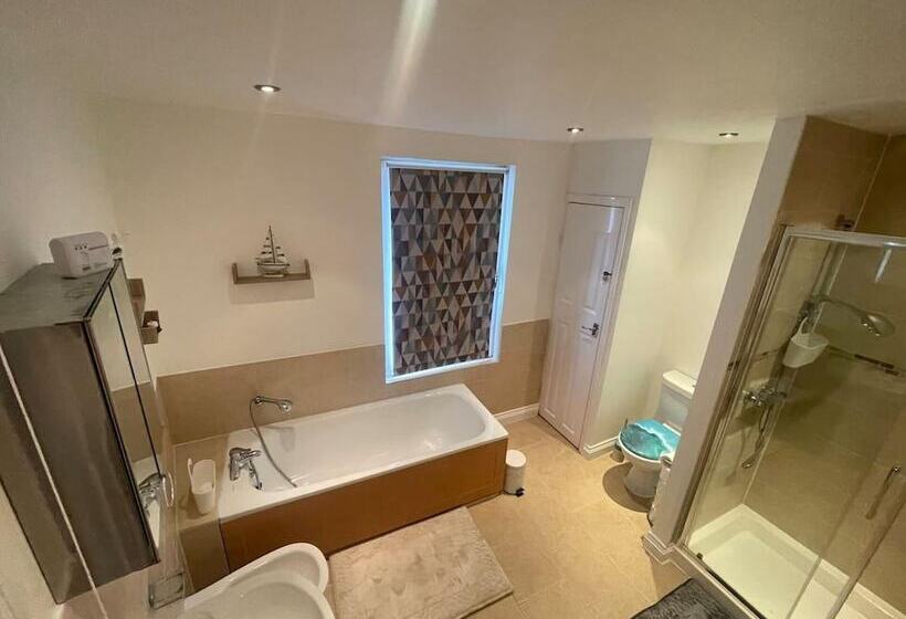 레지던스 Impeccable 4 Bed Home Away From Home In Swindon