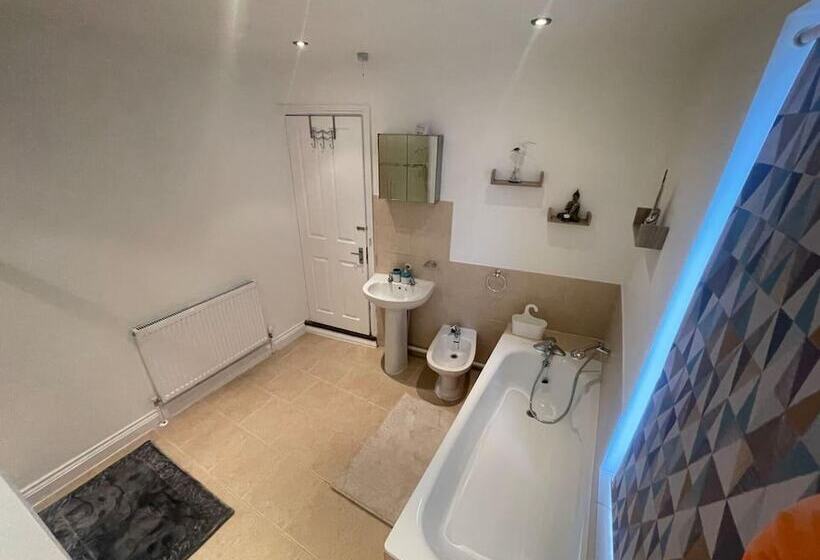 레지던스 Impeccable 4 Bed Home Away From Home In Swindon