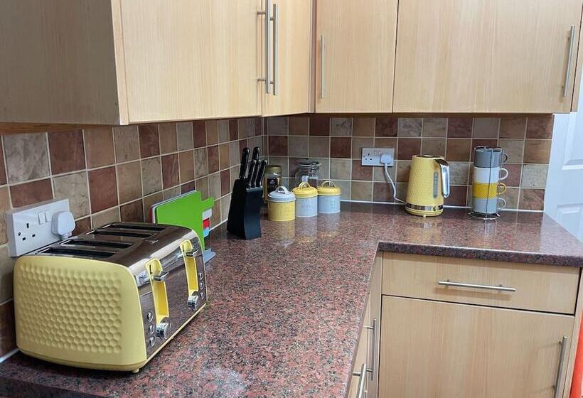 레지던스 Impeccable 4 Bed Home Away From Home In Swindon