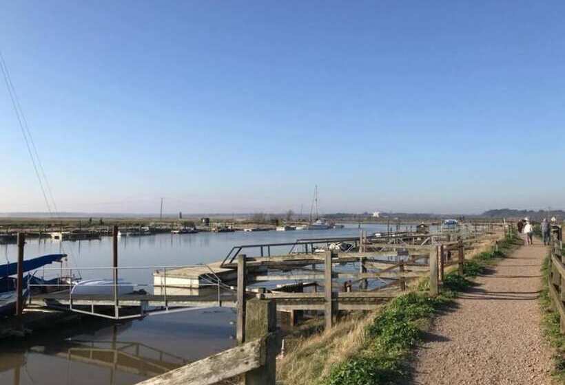 Резиденция Simple Coastal Luxury Near Southwold Sleeps 10