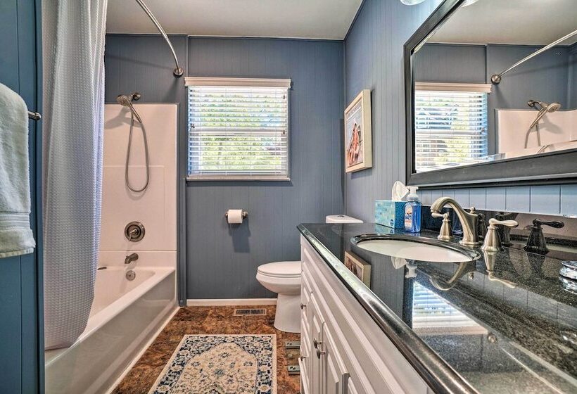Hayesville Lake Getaway W/ Balcony & Mtn Views!