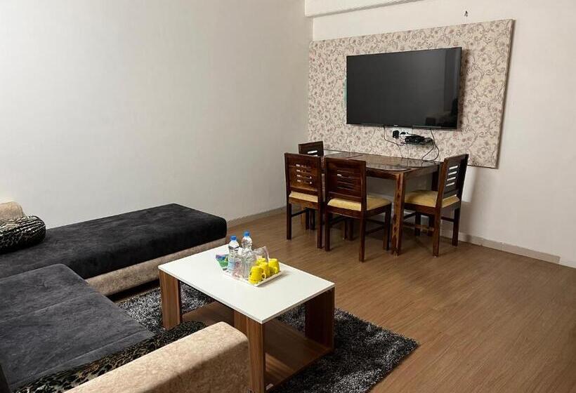 فندق Niraj International