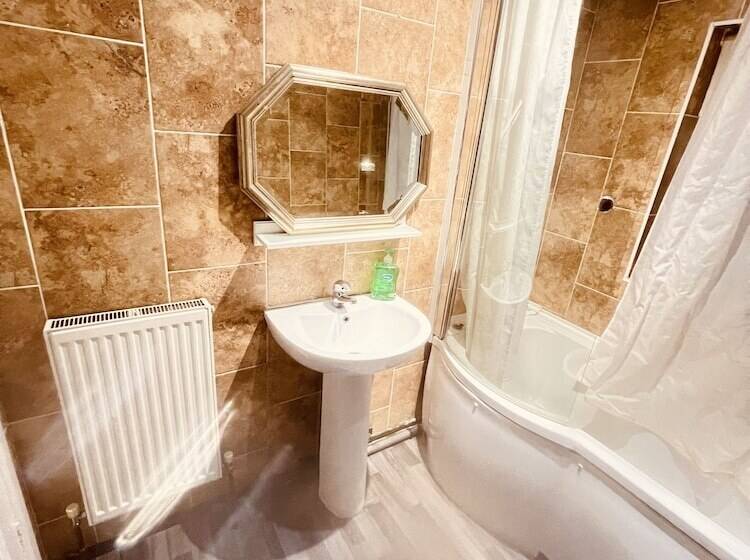 اقامتگاه Charming 3 Bed Holiday House In Birmingham