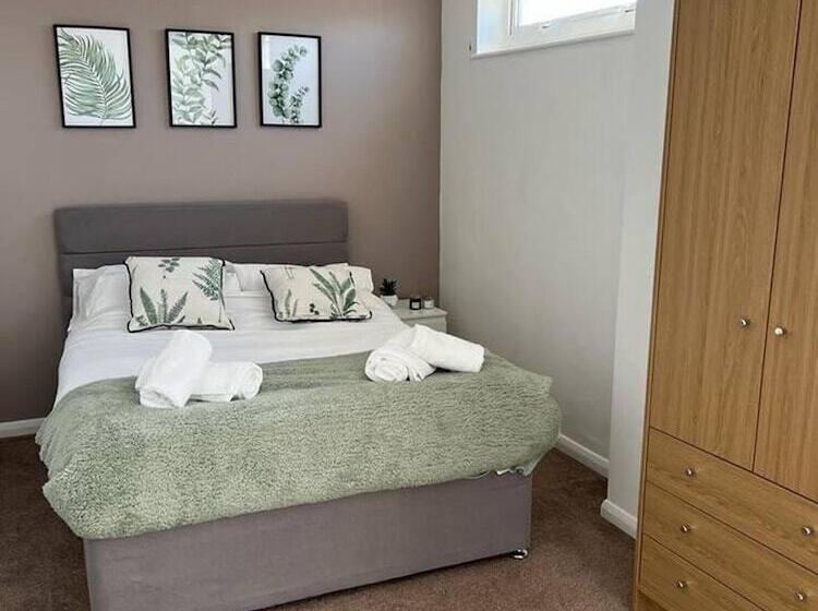 דירת נופש Spacious 3 Bed House In Swindon