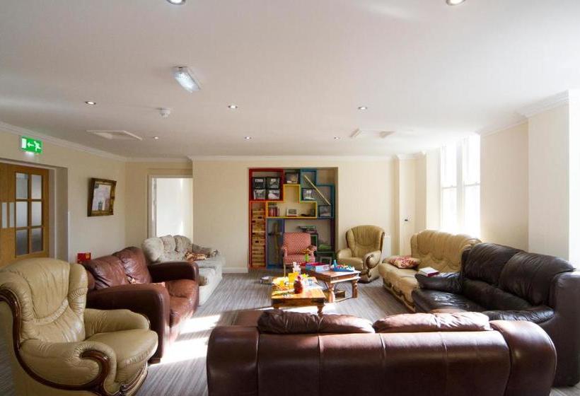 בית מלון כפרי Alton Castle Centre Hostel