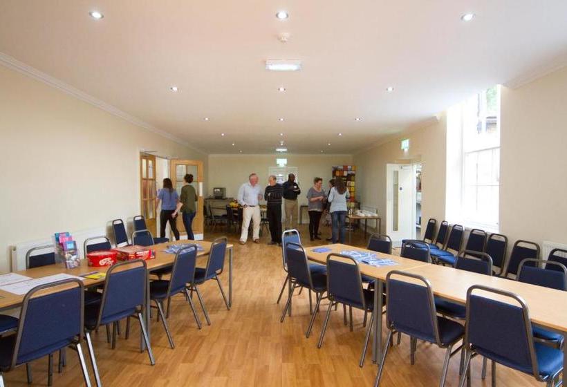 בית מלון כפרי Alton Castle Centre Hostel