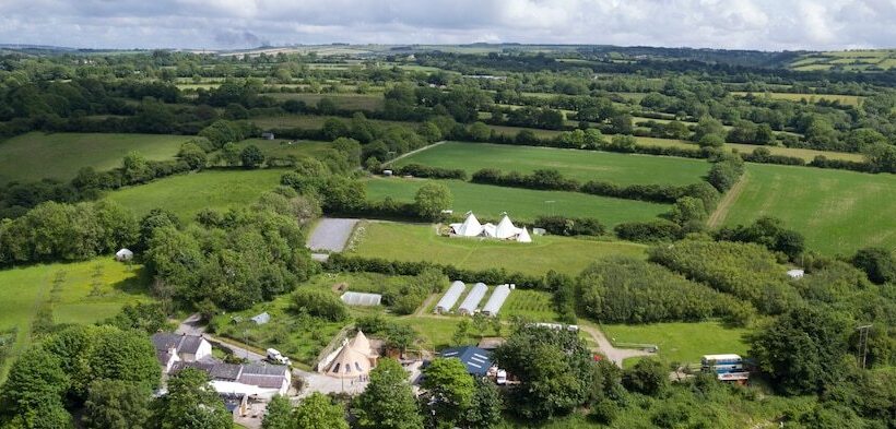ホテル Ceridwen Glamping, Double Decker Bus And Yurts