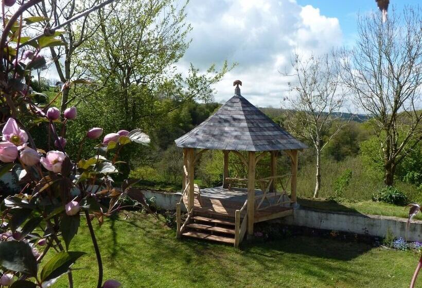 ホテル Ceridwen Glamping, Double Decker Bus And Yurts