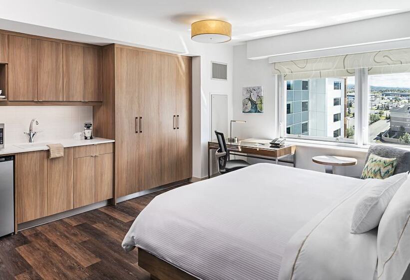 Отель Element Calgary Airport