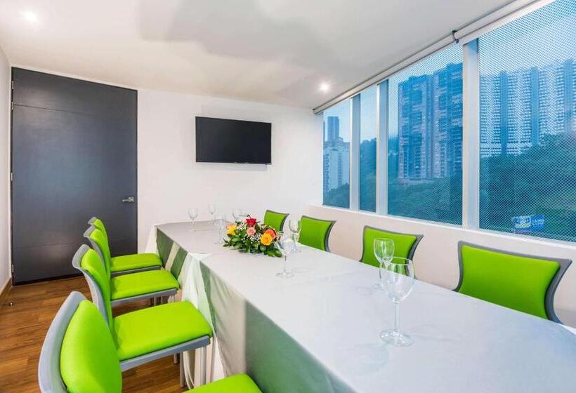 هتل La Quinta By Wyndham Medellin