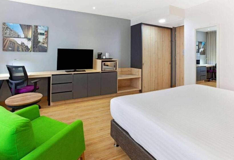 هتل La Quinta By Wyndham Medellin