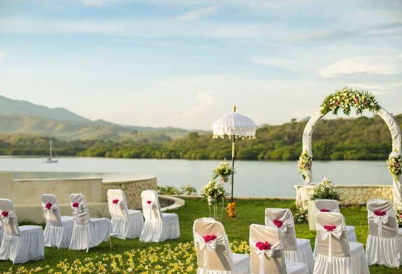 Отель Menjangan Dynasty Resort