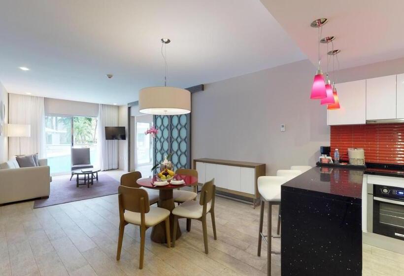 호텔 Residences at The Fives