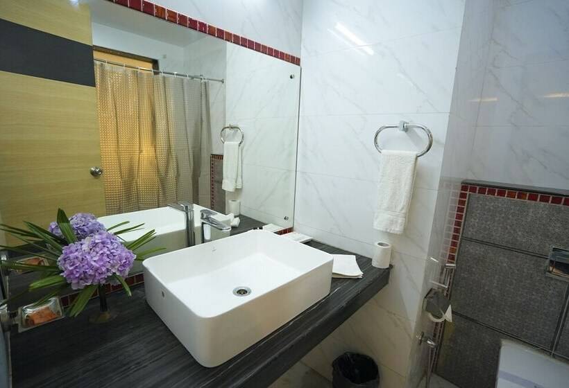 בית מלון כפרי Chirping Hills Resort,bhimtal