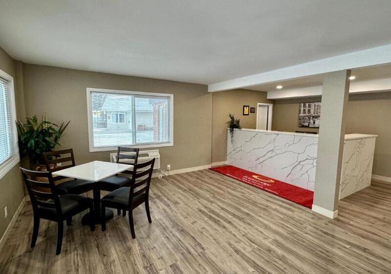 בית מלון כפרי Econo Lodge Inn & Suites