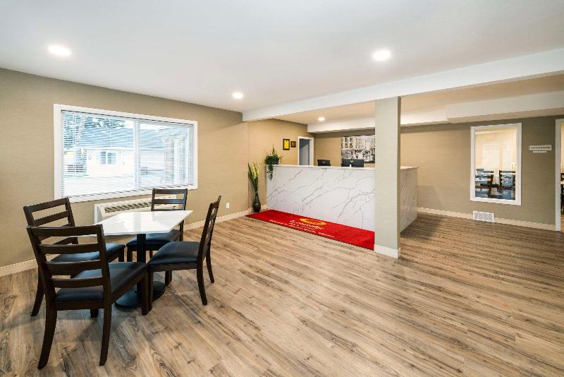 호텔 Econo Lodge Inn & Suites