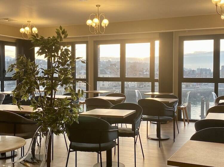 هتل La Tour Aux Crabes